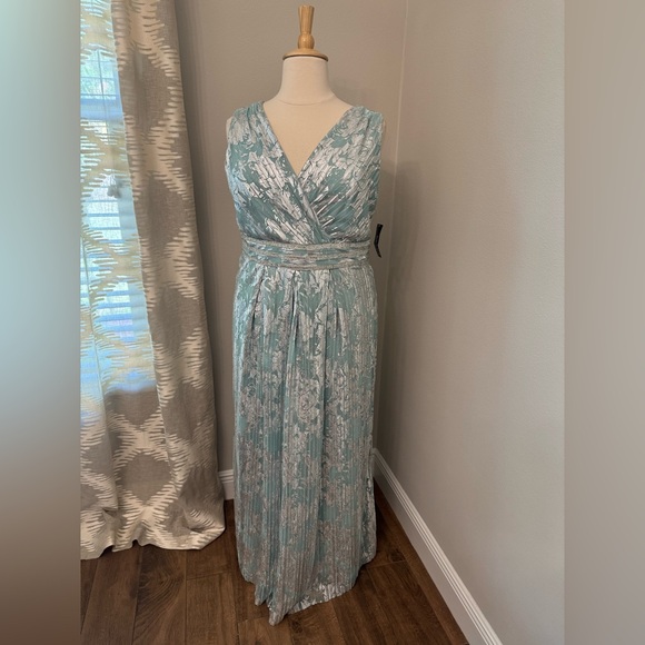 R&M Richards Dresses & Skirts - Plus Dress 🩵